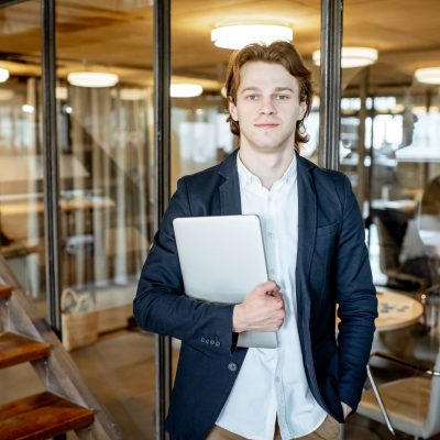 Students iziet plaksi Varna SEO aģentūrā